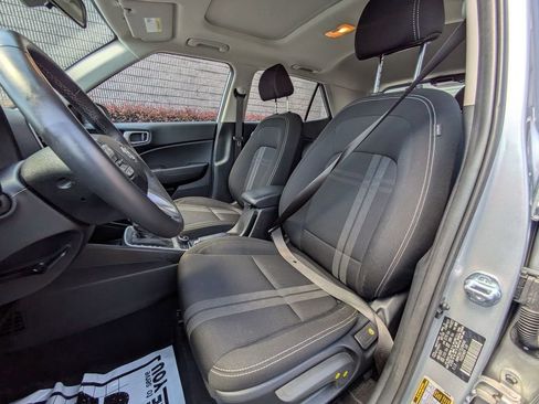 Used 2025 Hyundai Venue SEL FWD image 24