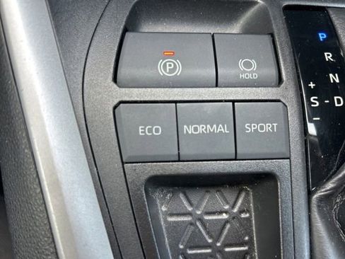 Used 2020 Toyota RAV4 XLE w/ Convenience Package FWD image 16
