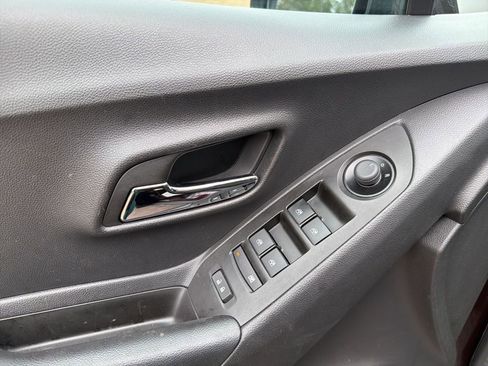 Used 2022 Chevrolet Trax LS w/ Tint and Cruise Package AWD/4WD image 11