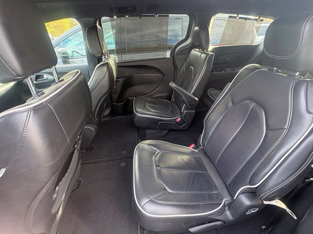 Used 2025 Chrysler Pacifica Limited FWD image 9
