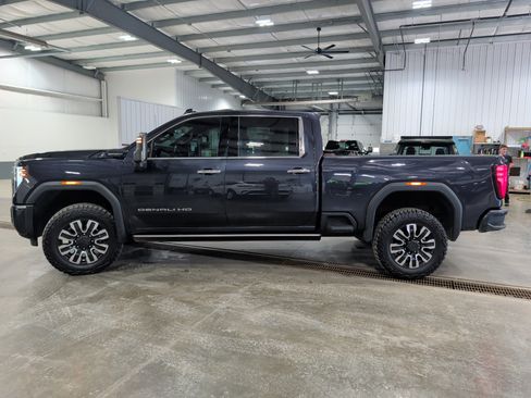 Used 2024 GMC Sierra 2500 Denali Ultimate AWD/4WD image 5