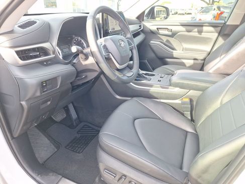 Used 2025 Toyota Highlander XLE image 17