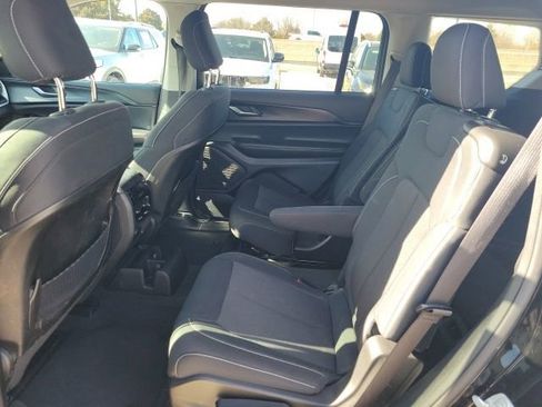 Used 2023 Jeep Grand Cherokee L Laredo image 15