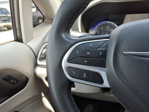Used 2023 Chrysler Pacifica Touring-L FWD image 20