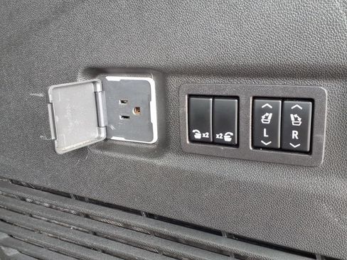 Used 2023 Chevrolet Suburban Premier AWD/4WD image 19