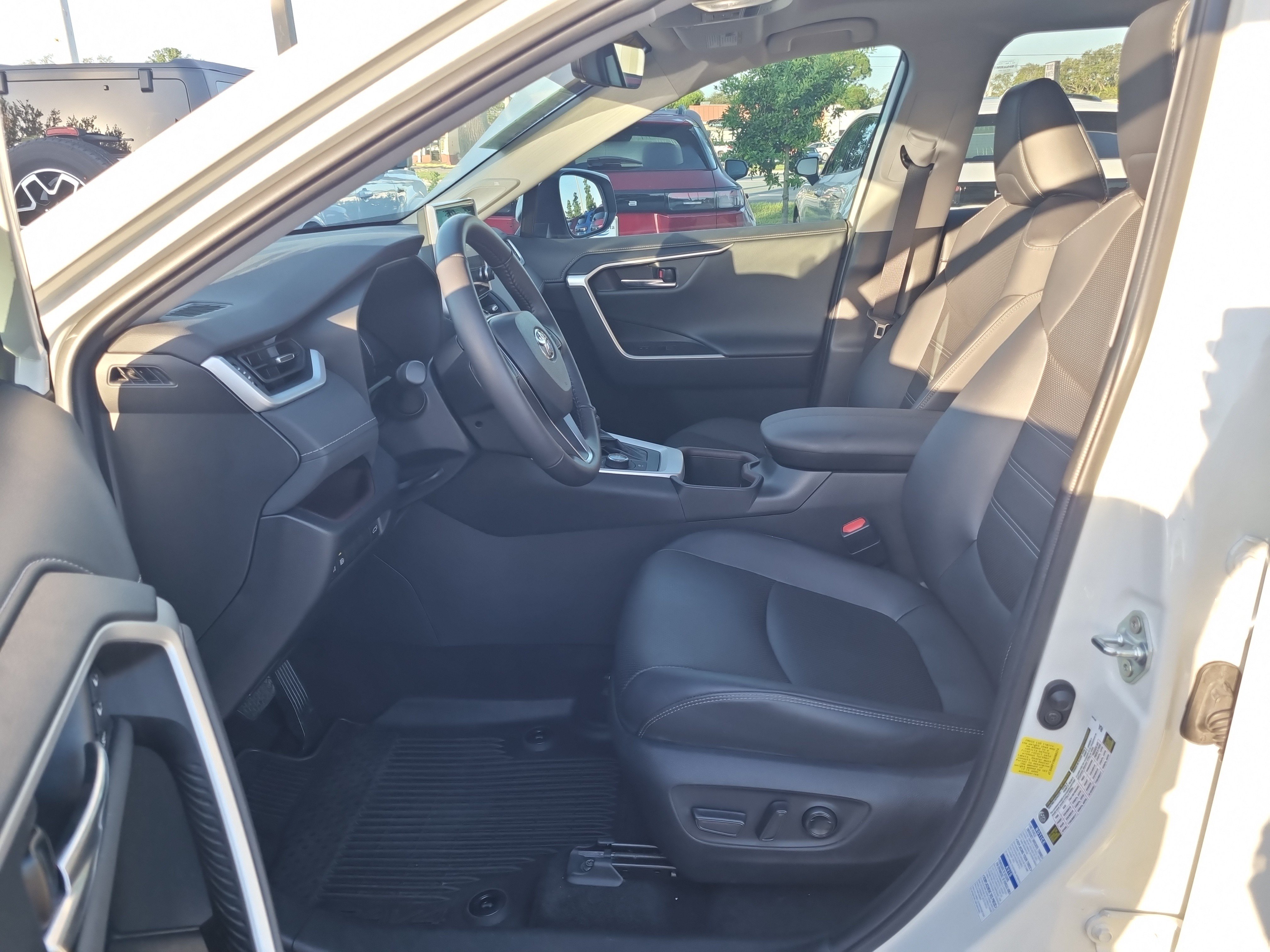 Used 2022 Toyota RAV4 Limited AWD/4WD image 22