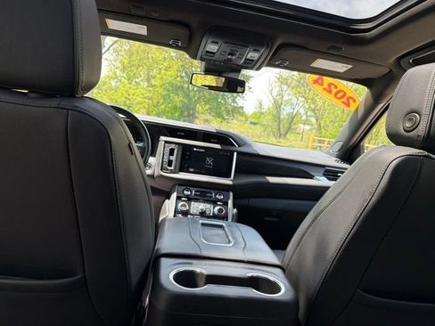 Used 2024 GMC Yukon Denali AWD/4WD image 18