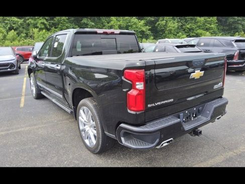 Used 2024 Chevrolet Silverado 1500 High Country w/ High Country Premium Package AWD/4WD image 3