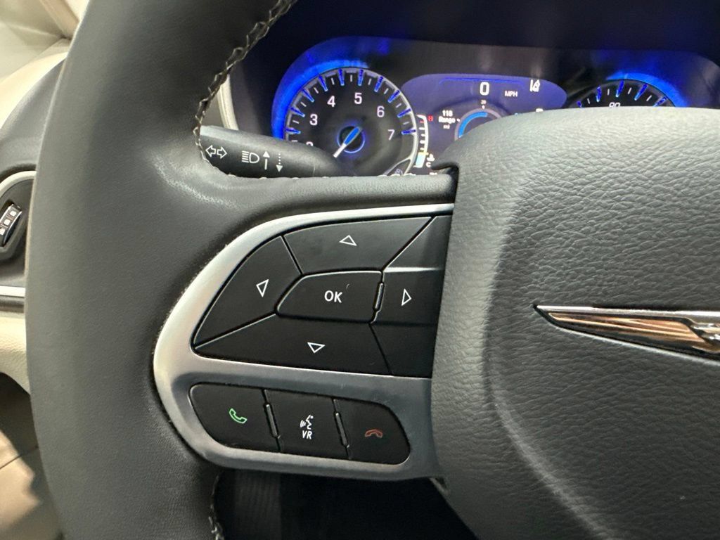 Used 2024 Chrysler Pacifica Touring-L FWD image 20