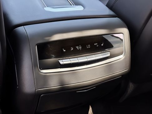 Used 2023 Cadillac Escalade Premium Luxury AWD/4WD image 18