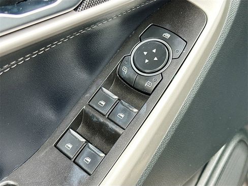 Used 2021 Ford Explorer XLT image 17