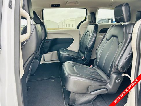 Used 2023 Chrysler Pacifica Touring-L image 26