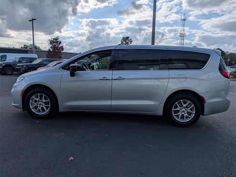 Used 2024 Chrysler Pacifica Touring-L image 7