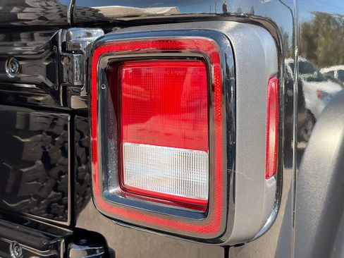 Used 2023 Jeep Wrangler Unlimited Rubicon w/ Cold Weather Group image 10