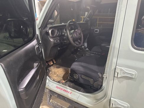 Used 2023 Jeep Gladiator Willys image 5