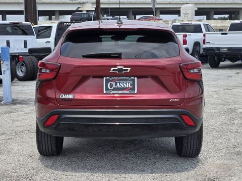 Used 2024 Chevrolet Trax RS FWD image 6