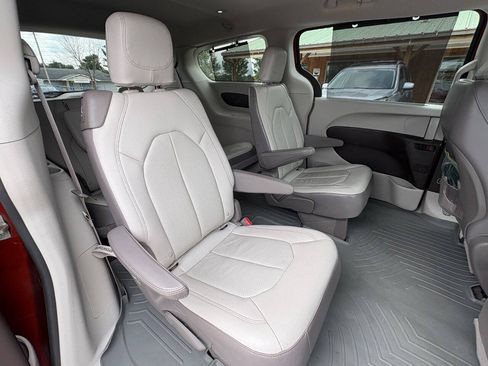 Used 2018 Chrysler Pacifica Touring-L FWD image 30