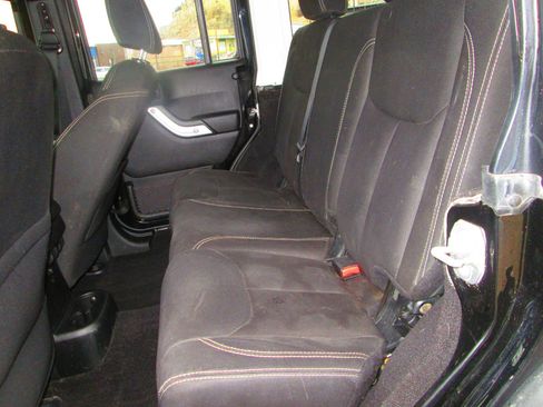 Used 2015 Jeep Wrangler Unlimited Rubicon image 15