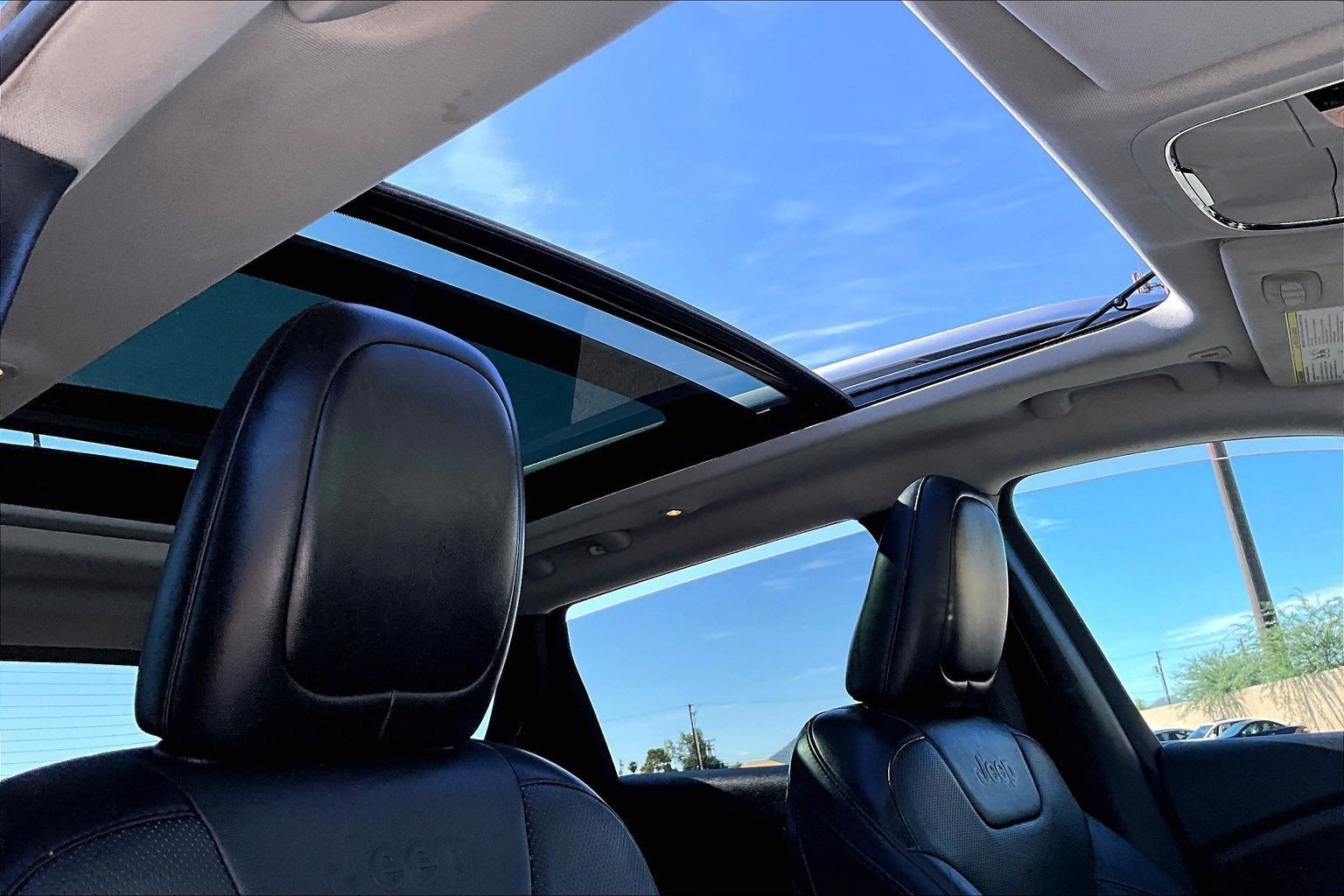 Used 2019 Jeep Cherokee Limited w/ Luxury Group AWD/4WD image 16