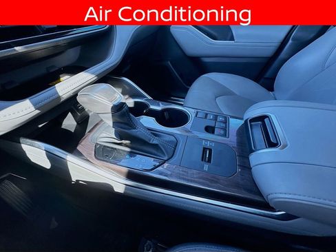 Used 2024 Toyota Highlander Platinum image 12