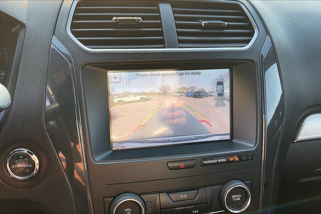 Used 2018 Ford Explorer XLT w/ Equipment Group 201A FWD image 20