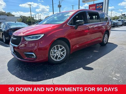 Used 2025 Chrysler Pacifica Select FWD image 1
