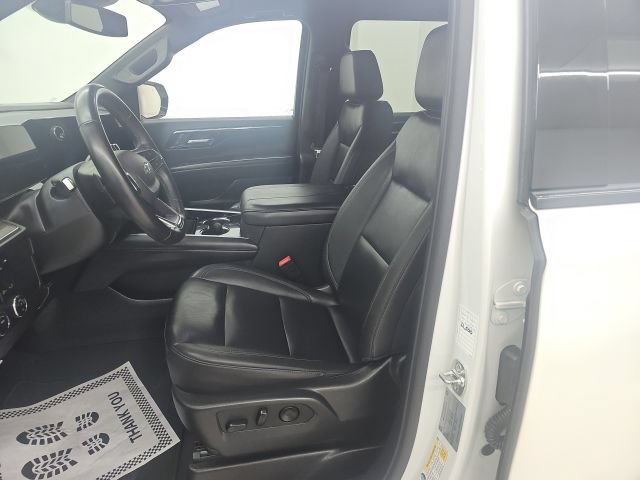 Used 2025 Chevrolet Suburban Z71 AWD/4WD image 2
