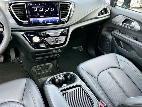 Used 2024 Chrysler Pacifica Select image 23