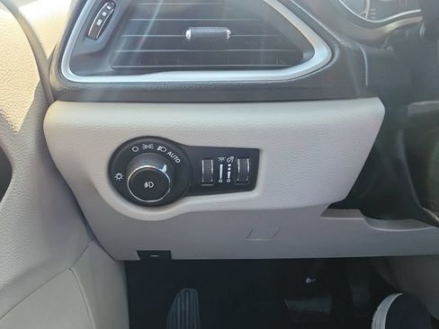 Used 2019 Chrysler Pacifica Touring-L FWD image 10