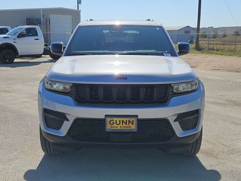 New 2025 Jeep Grand Cherokee Altitude image 8