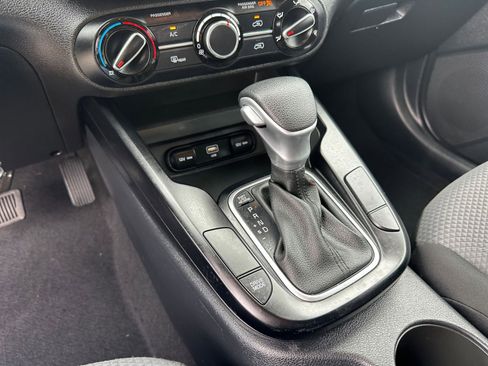 Used 2025 Kia Soul LX w/ LX Technology Package FWD image 39