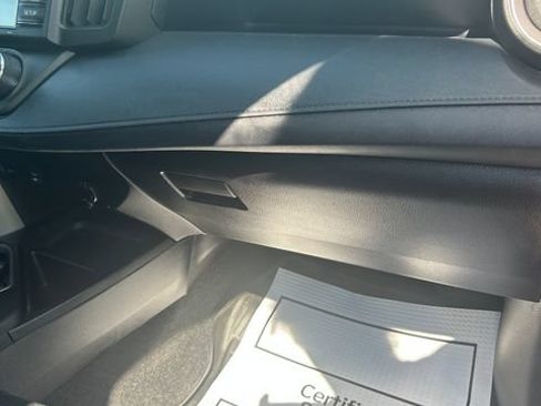 Used 2018 Toyota RAV4 LE AWD/4WD image 50