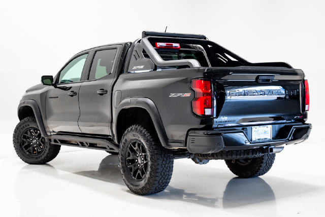 Used 2025 Chevrolet Colorado ZR2 w/ Midnight Edition AWD/4WD image 3