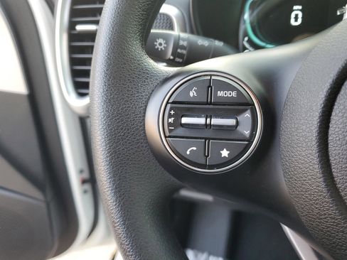 Certified 2025 Kia Soul LX w/ LX Technology Package image 25