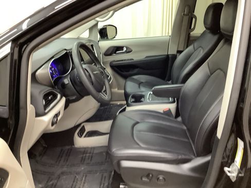 Used 2024 Chrysler Pacifica Touring-L FWD image 13