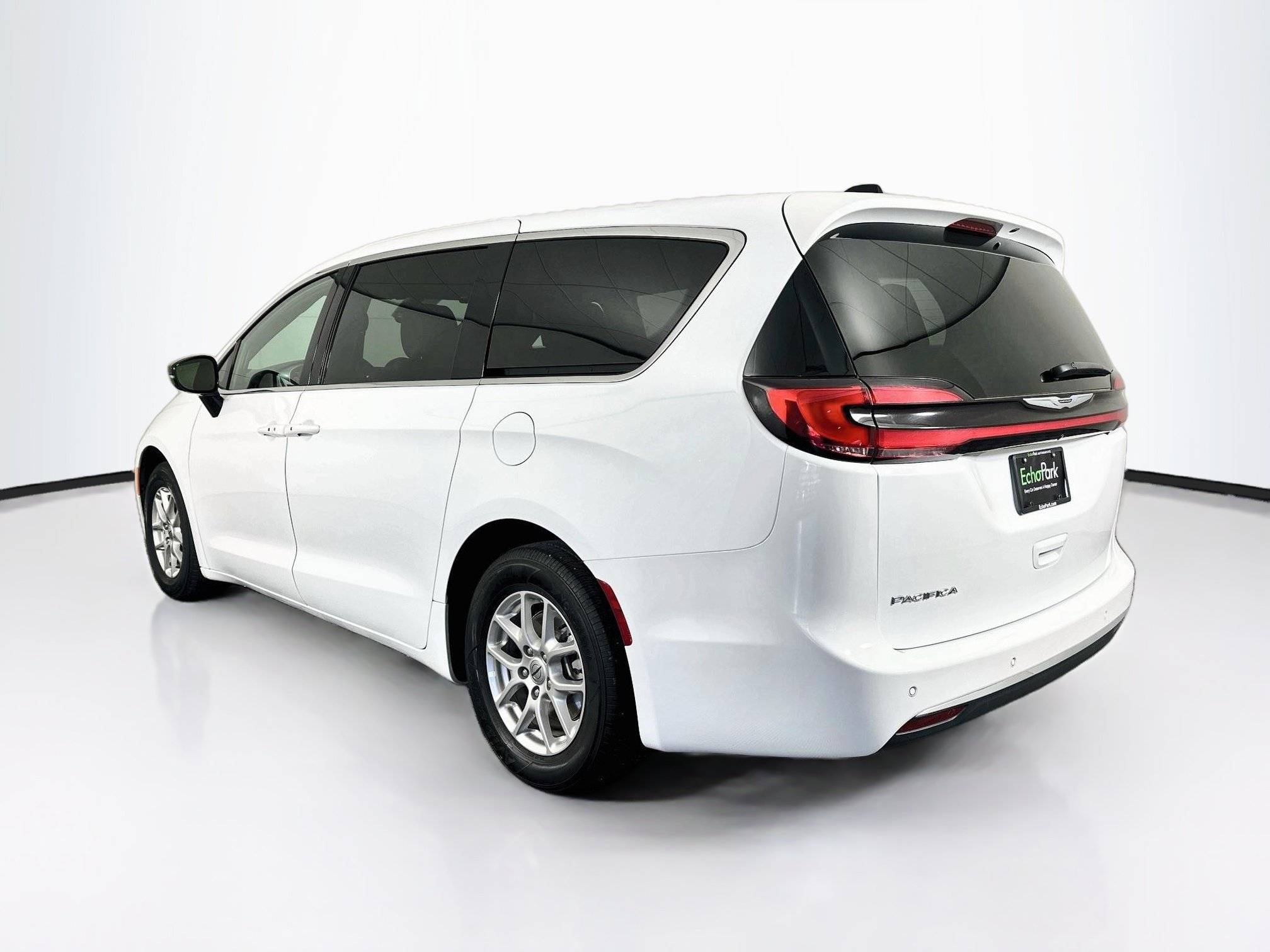 Used 2025 Chrysler Pacifica Select FWD image 5