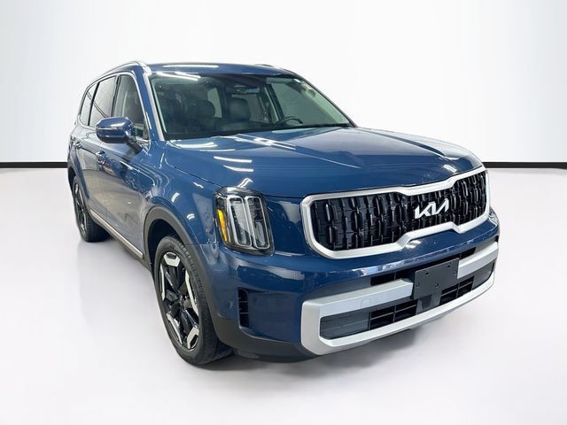 Used 2024 Kia Telluride EX w/ EX Captain's Chair Package AWD/4WD image 1
