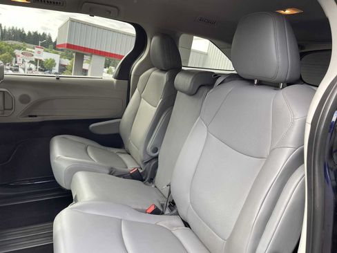 Used 2021 Toyota Sienna XLE FWD image 17