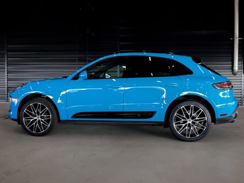 Certified 2022 Porsche Macan image 2