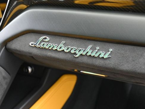Used 2022 Lamborghini Urus image 33