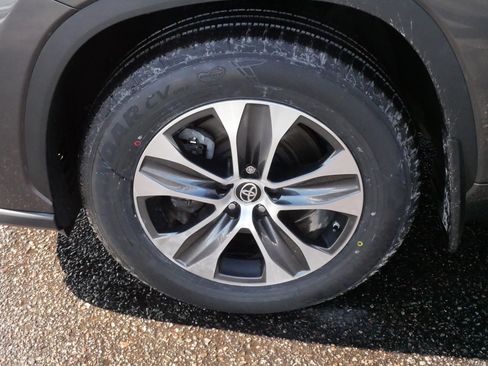 Used 2023 Toyota Highlander XLE image 15