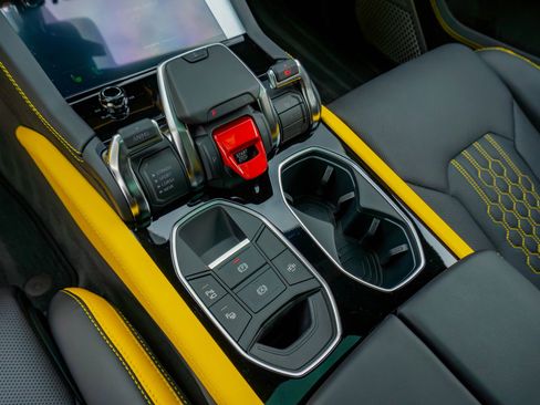 Used 2025 Lamborghini Urus SE image 81