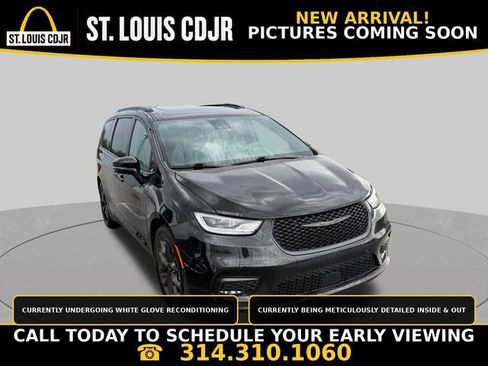 Used 2025 Chrysler Pacifica Limited FWD image 1