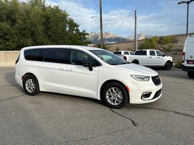 Used 2025 Chrysler Pacifica Select FWD image 10