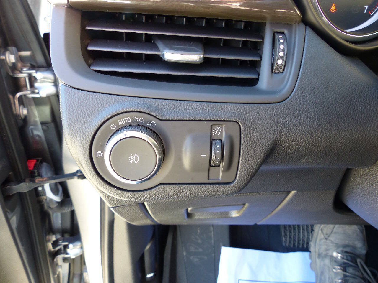 Used 2020 Buick Envision Essence AWD/4WD image 24