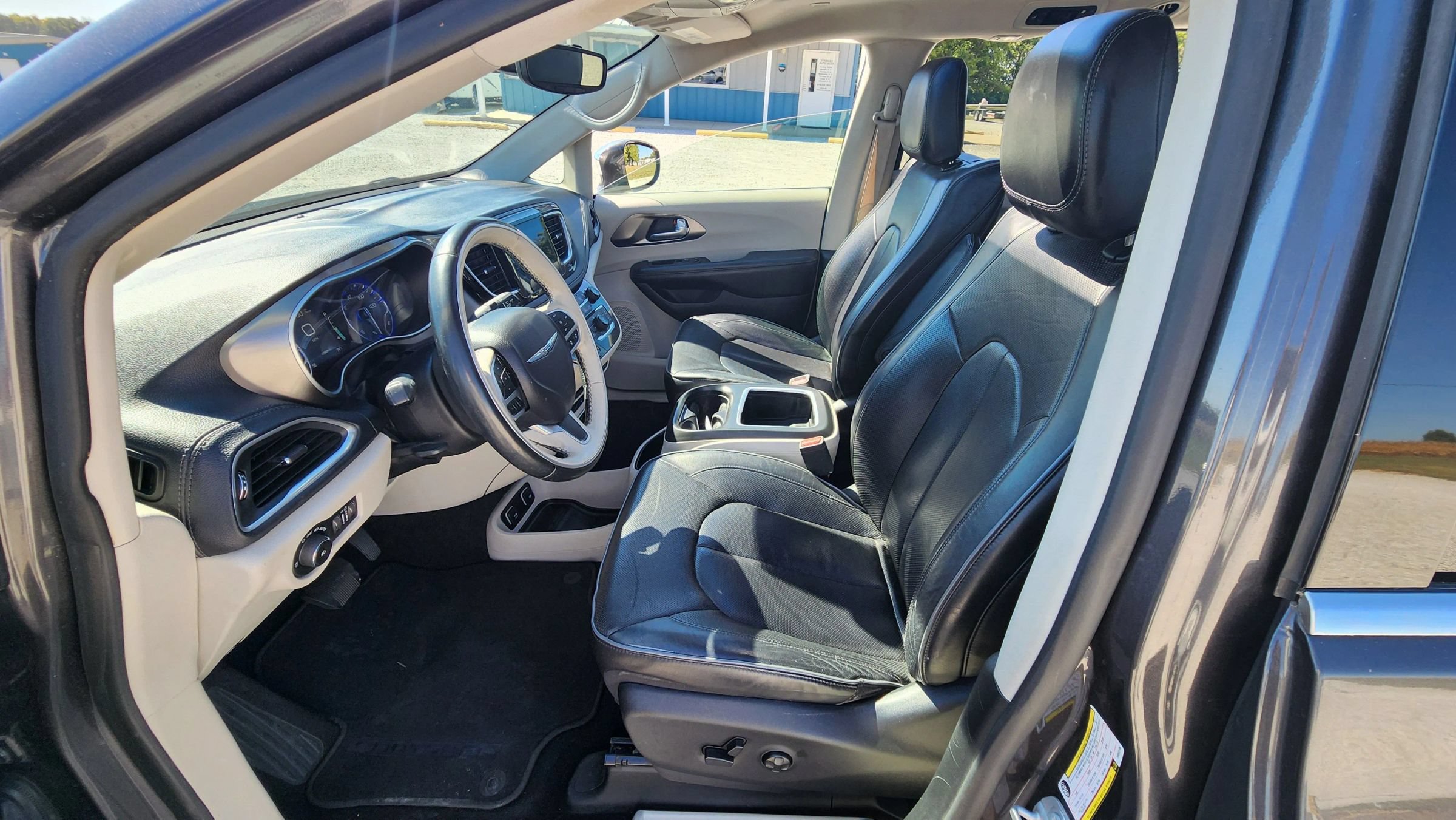 Used 2017 Chrysler Pacifica Limited FWD image 10