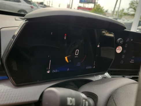 Used 2025 Chevrolet Trax LT FWD image 27