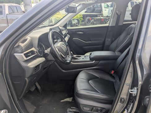 Used 2023 Toyota Highlander XLE AWD/4WD image 26