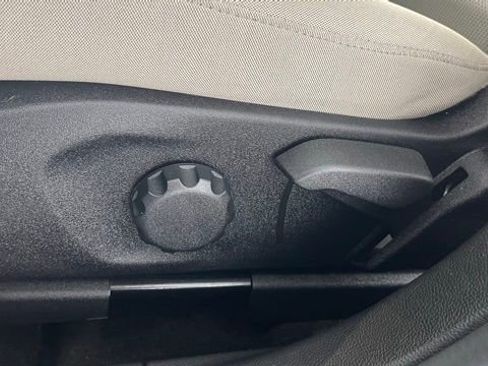 Used 2022 Ford Escape SE w/ SE Sport Appearance Package image 34