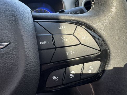 Used 2025 Chrysler Pacifica Limited FWD image 32